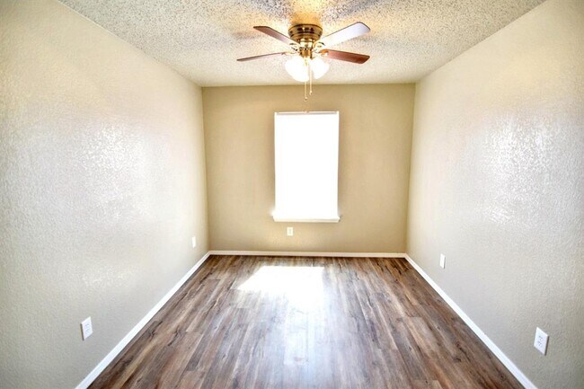Building Photo - 4201 Bluestem Ln