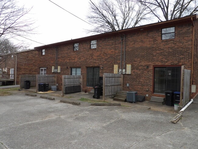 Building Photo - 207 Landings Dr