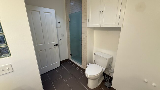 Building Photo - Epic REA - Rare Find Cozy and Update 2BR /...