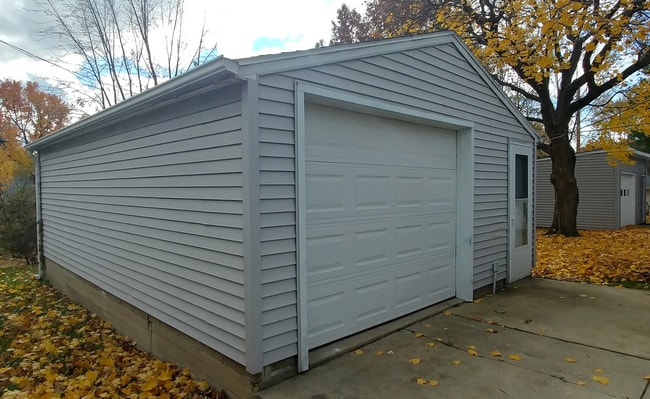 Building Photo - 3-Bedroom Home in Normal with Detached Garage & Large Backyard