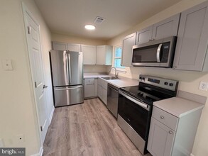Building Photo - 665 Highview Ct