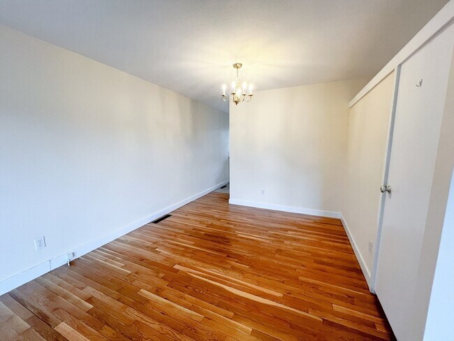 Building Photo - 11 Oak St