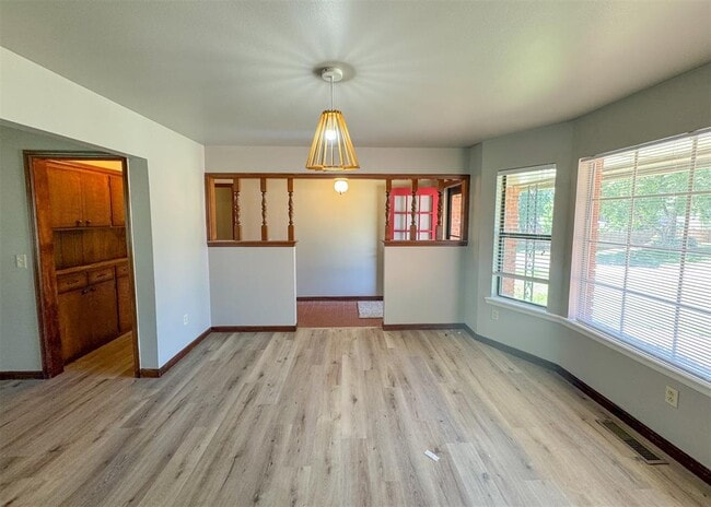 Building Photo - 345 Travis Cir