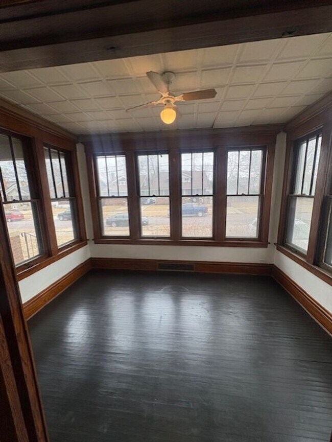 Building Photo - 1605-1605 N Linn St