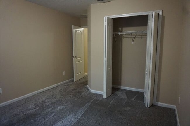 Building Photo - 3 Bedroom 2.5 Bathroom Townhome Near Mill ...