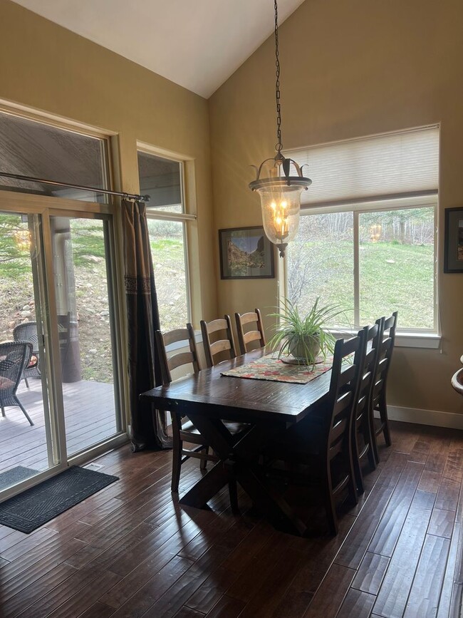 Building Photo - End-Unit Townhome in Cove Canyon