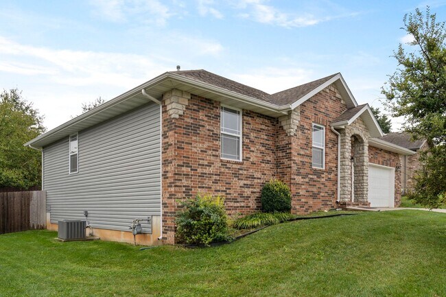 Building Photo - 3 Bedroom in Nixa!