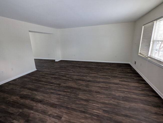 Building Photo - *END UNIT* town home in established Crestwood Neighborhood ready for you mid March!