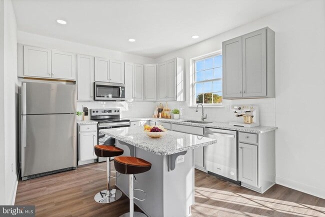 Building Photo - 840 Mapleton Ave