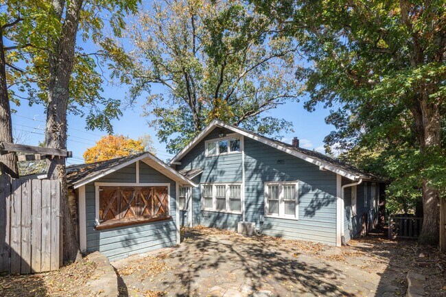 Building Photo - Charming Craftsman Home in Montford