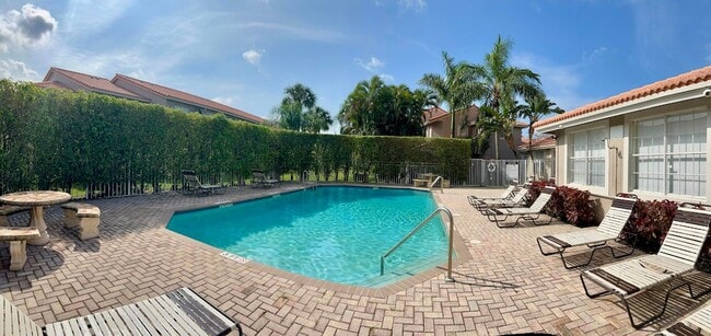 Building Photo - 10253 Vía Hibiscus