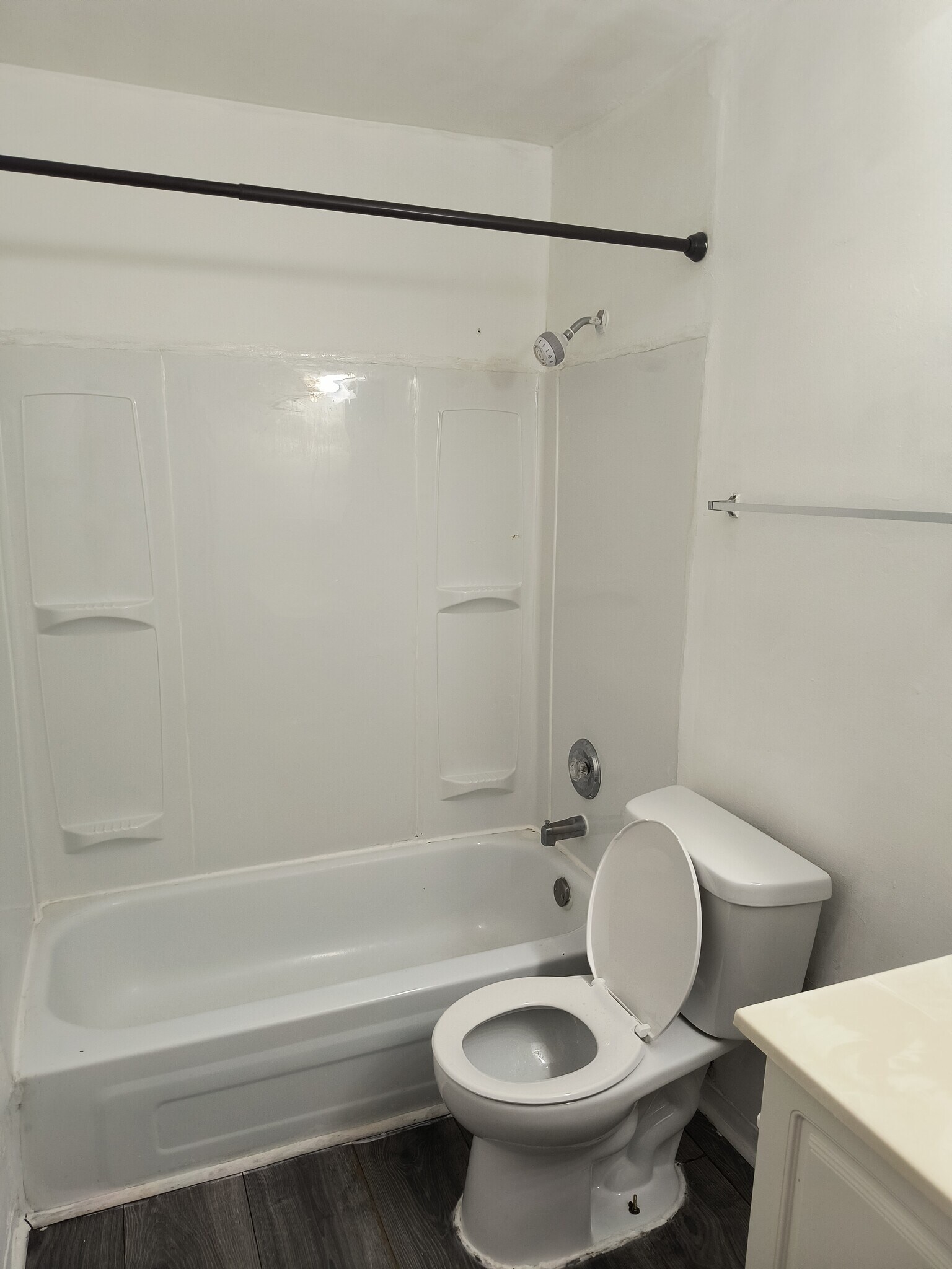 Building Photo - 670 Hill Dr