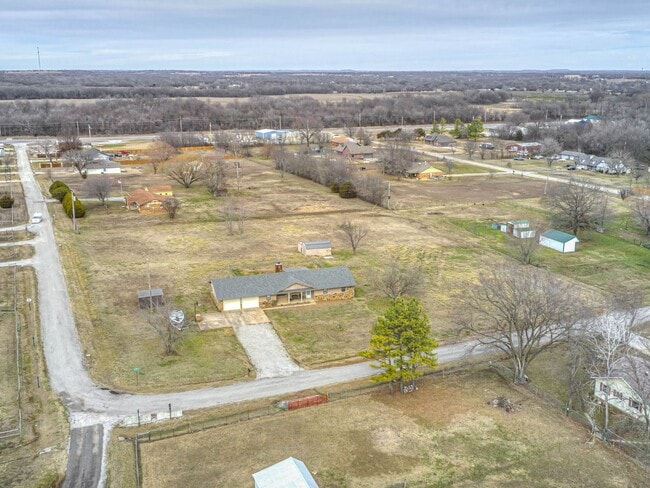 Building Photo - Beautiful 3 bedroom home in the heart of Coweta!