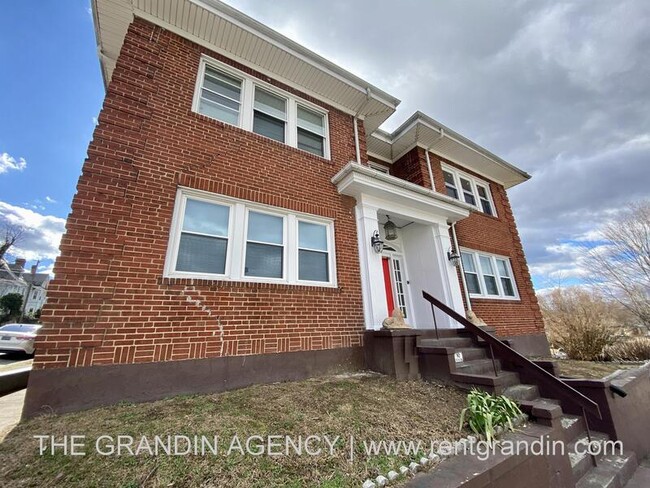 Building Photo - 202 Elm Ave