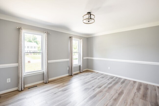 Building Photo - Large 4 Bedroom, 2.5 Bathroom Home in Mech...