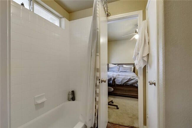 Building Photo - 4X2 West Campus Condo Under $900 Per Bedroom