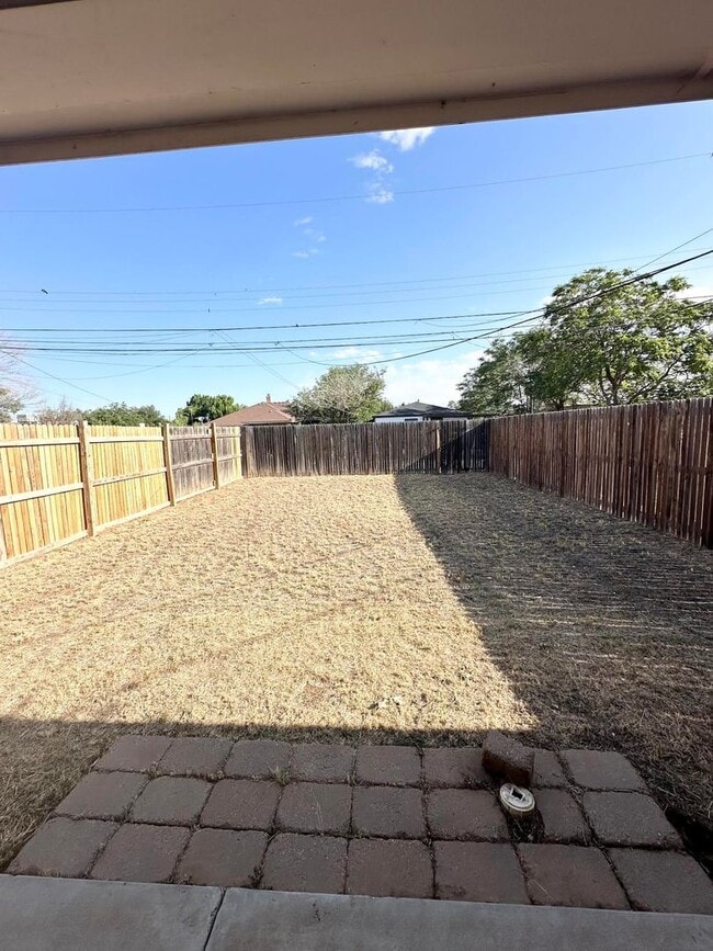 Building Photo - 2 Bedroom 1 Bathroom For Rent