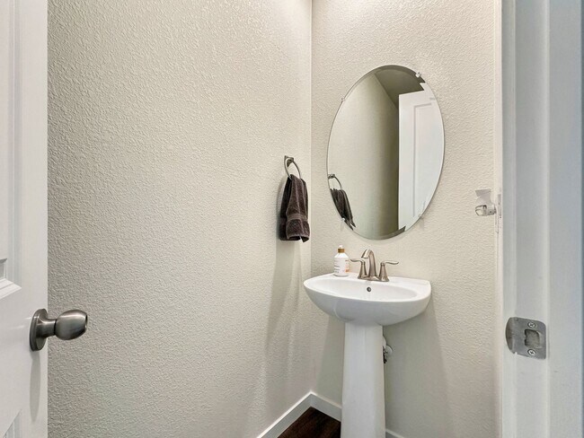 Building Photo - For Rent | $3,000/Month | 3 Bed | 3 Bath | Buffalo Highlands Townhome