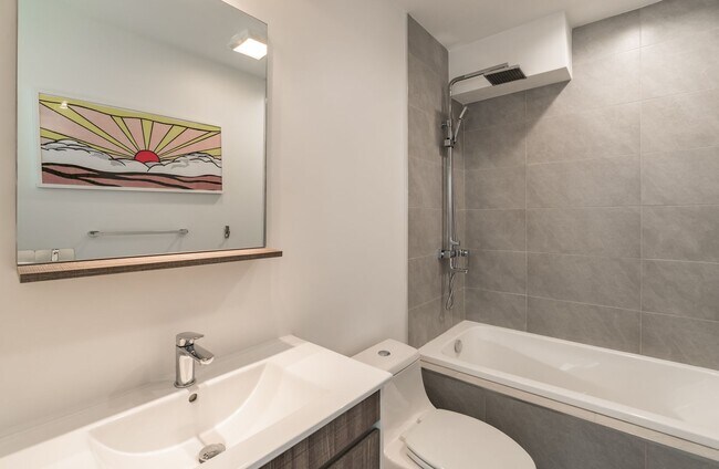 Building Photo - Three Bed Olde Kensington Home