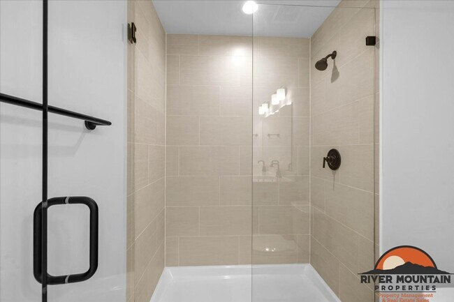 Building Photo - Spacious Townhome with Garage and Bonus Space in Blacksburg