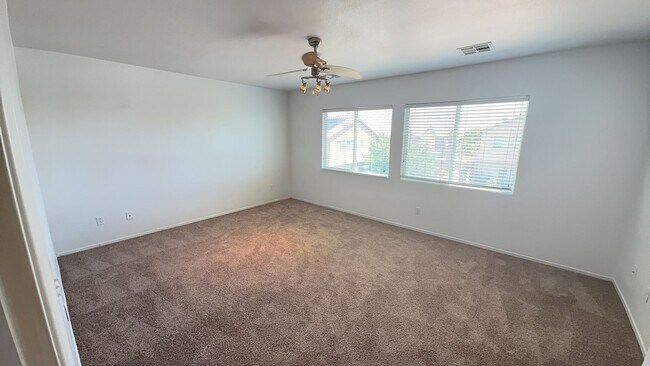 Building Photo - Very Nice 4 bedroom 2 1/2 Bath Home For Re...