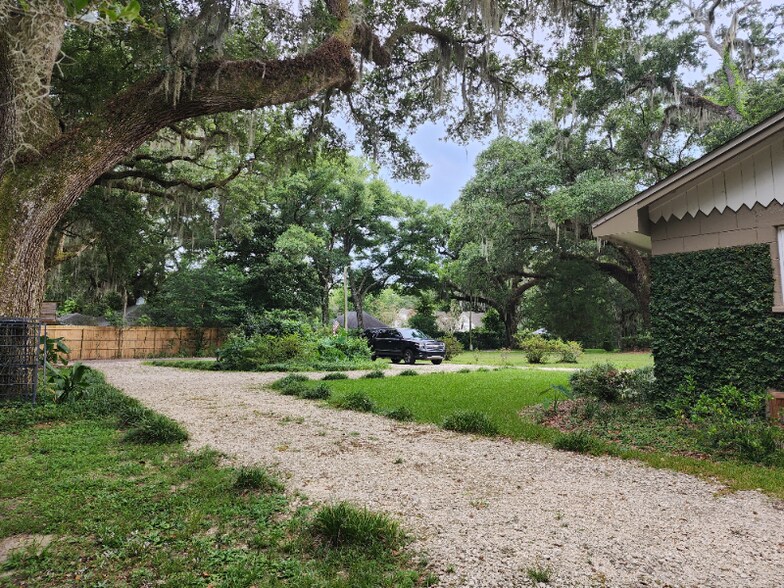 Building Photo - 6523 Village Point Dr