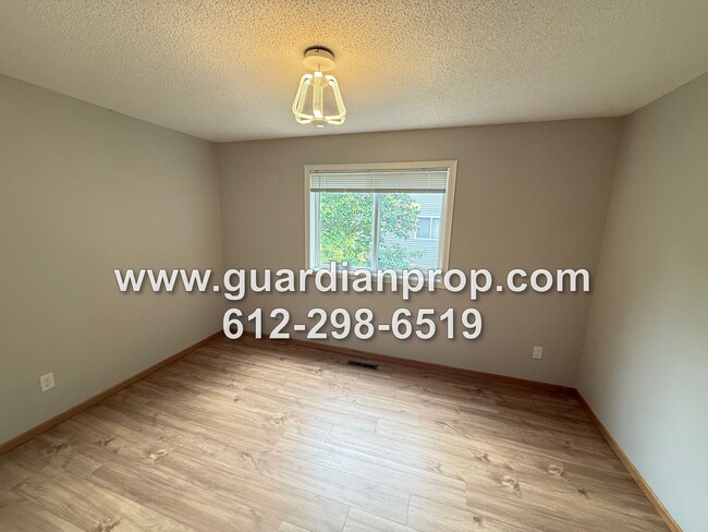 Building Photo - End Unit Townhouse Available Now, Loft Are...