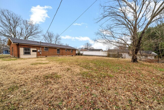 Building Photo - 3 Bedroom 1 1/2 Bath Home For Rent Near Madison Street!