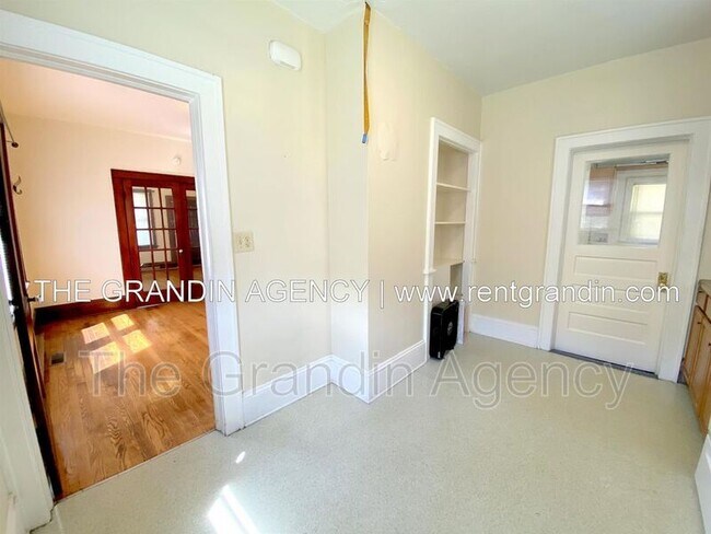 Building Photo - 1129 Stewart Ave SE