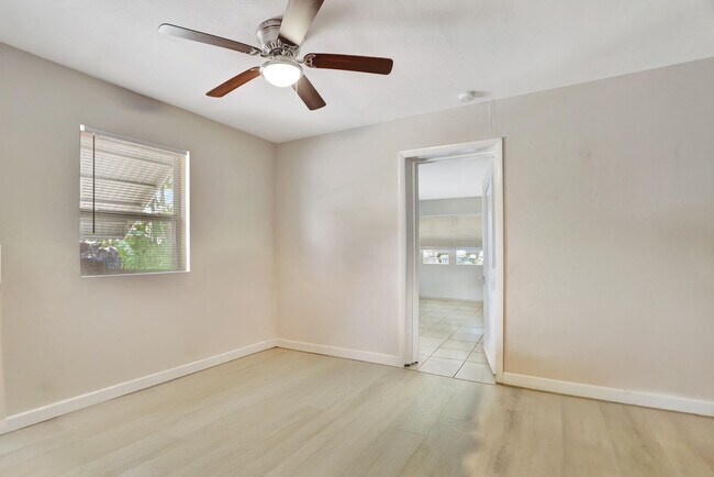 Building Photo - 3208 NE 8th Ct