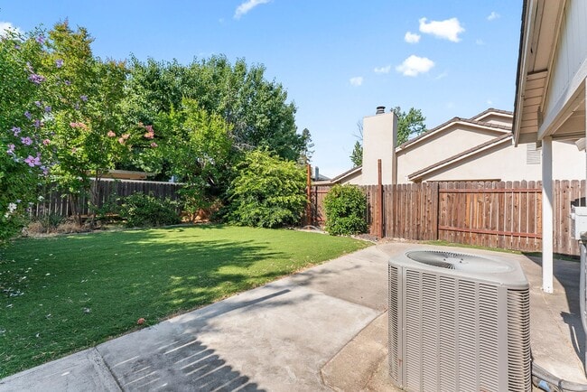Building Photo - Charming 2 Bedroom 2 Bath Duplex