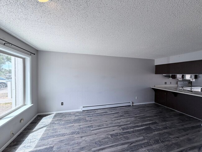 Building Photo - 1305 Wellington Ave