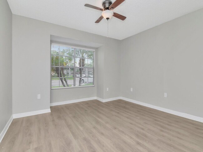 Building Photo - Updated Ground Floor 1BR - Move in Incentives Available