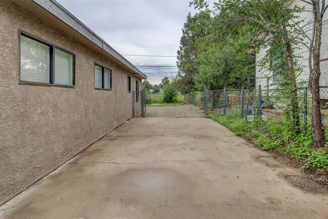 Building Photo - Price reduced. College students welcome in this 4 bedroom home!