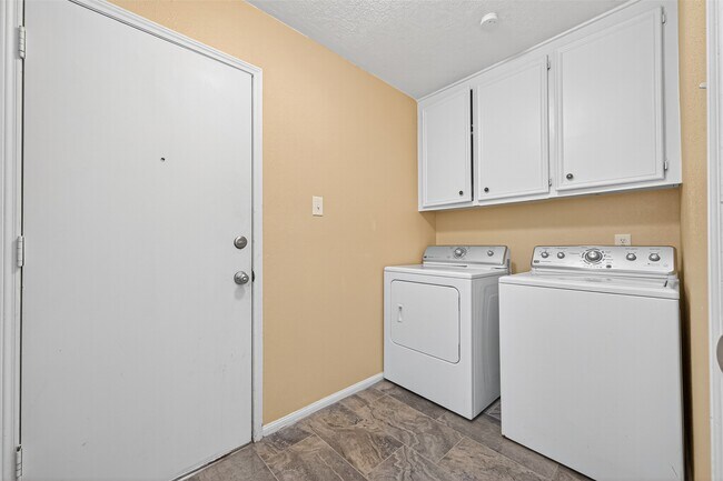 Building Photo - 25314 Lynbriar Ln
