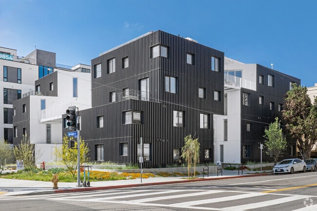 Building Photo - Comma Barrington