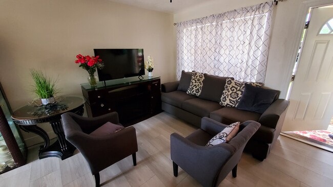 Building Photo - 4140 NE 3rd Ave