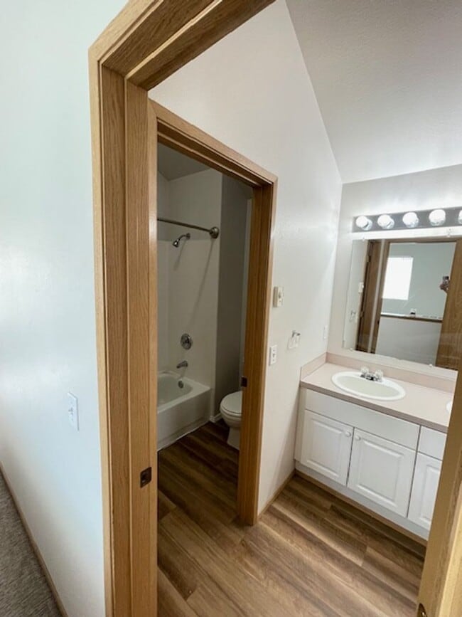 Building Photo - Charming and Spacious 3-Bedroom Townhome w...