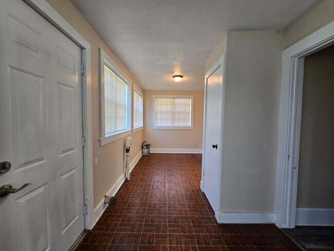 Building Photo - 3 Bedroom 2 Bath home in Asher!