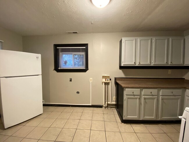 Building Photo - 2 BEDROOM, 1 BATH HOME, First Month's Rent...