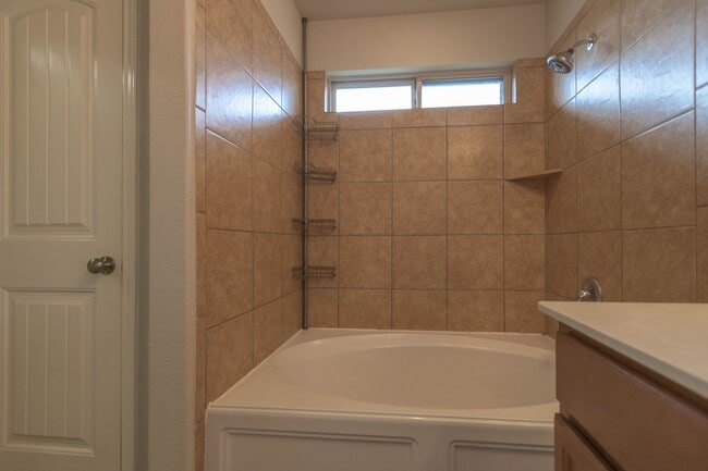 Building Photo - 310 Hyltin St