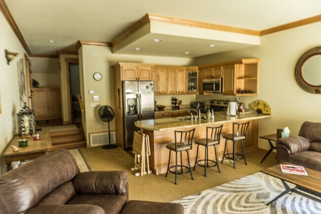 Building Photo - 1 Bedroom Centrally Located Summer Rental