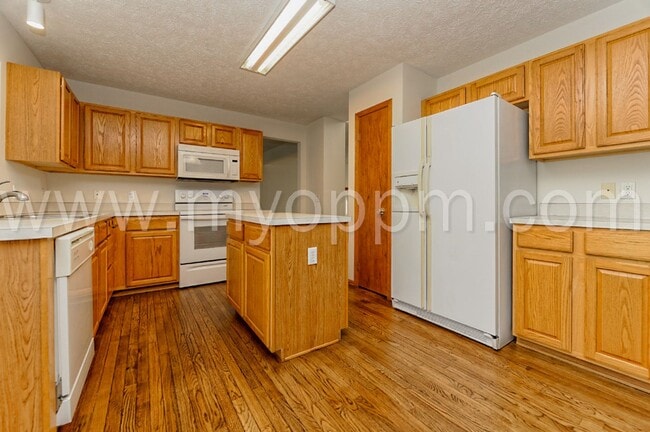 Building Photo - Bright and Spacious 4 Bedroom Home | Bellevue