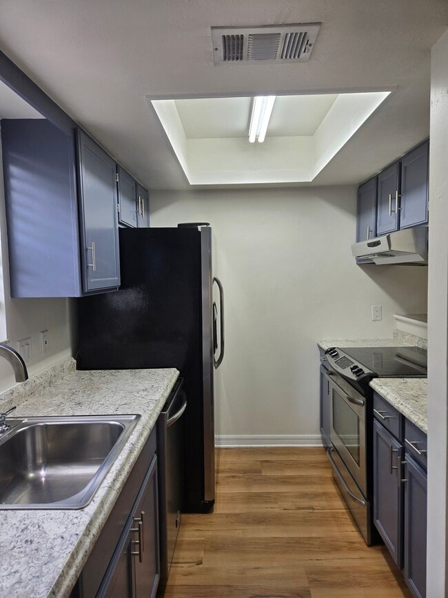 Building Photo - Spacious 2-bedroom, 1.5-bath end-unit townhouse in Carriage House