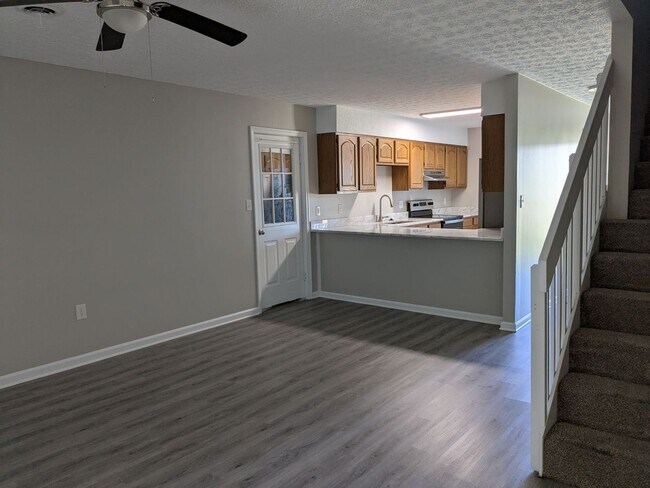 Building Photo - Beautiful 3 Bedroom, 2.5 Bathroom Condo