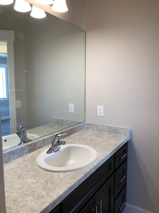 Building Photo - Beautiful Cedar Townhome