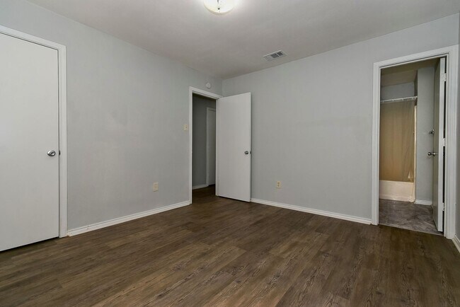 Building Photo - PEPERPORT.3913-3915