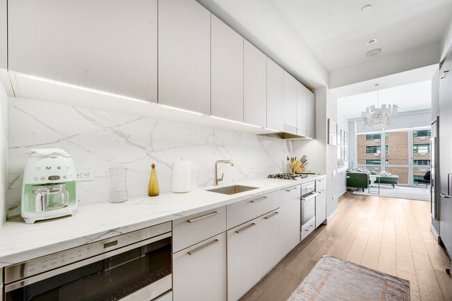 Building Photo - 305 E 51st St