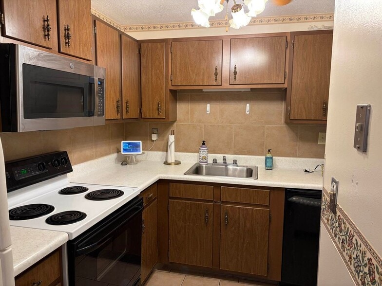 Building Photo - 467 High, 6