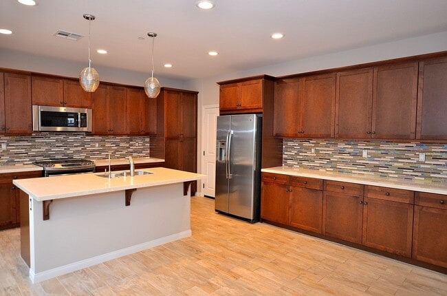 Building Photo - 4BD+Loft/3Bathrooms, Sea Glass Blue Strand